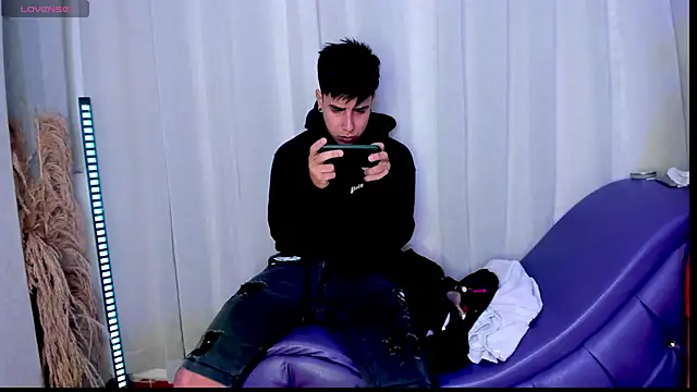 Yourslust  online show from 11.20.25