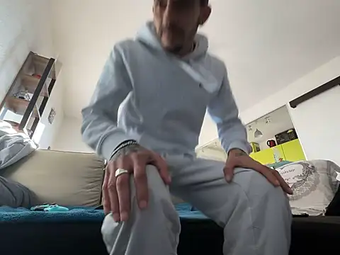 Snapshot of Rebeu313 chatting on 12.26.24 Rebeu313 online show from 12.26.24