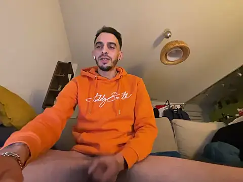 Snapshot of Rebeu313 chatting on 01.04.25 Rebeu313 online show from 01.04.25