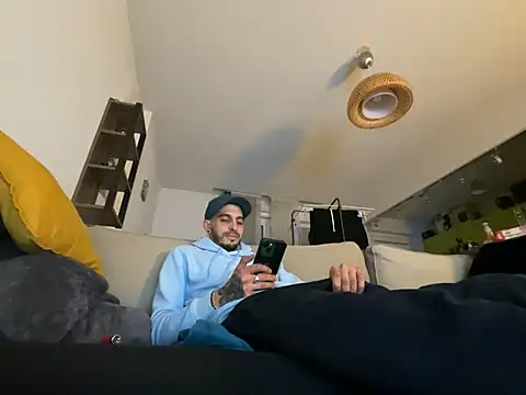 Snapshot of Rebeu313 chatting on 01.10.25 Rebeu313 online show from 01.10.25