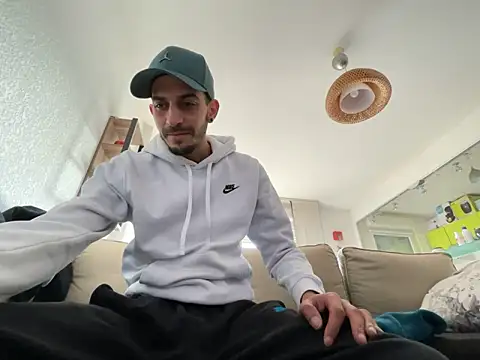 Snapshot of Rebeu313 chatting on 02.13.25 Rebeu313 online show from 02.13.25