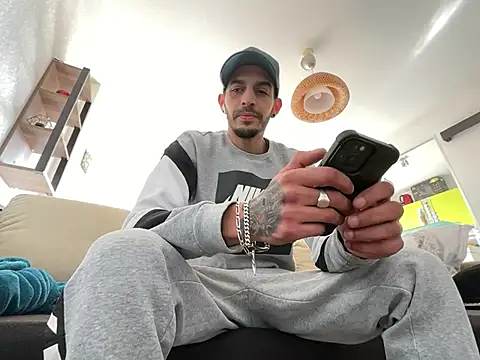 Snapshot of Rebeu313 chatting on 02.15.25 Rebeu313 online show from 02.15.25