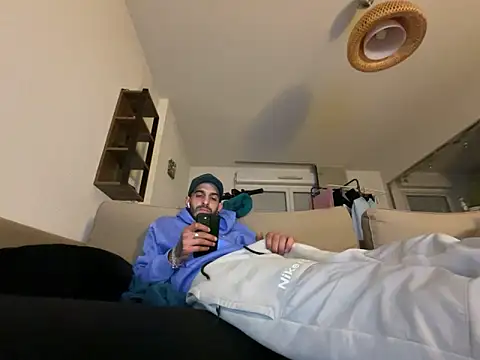 Snapshot of Rebeu313 chatting on 02.21.25 Rebeu313 online show from 02.21.25