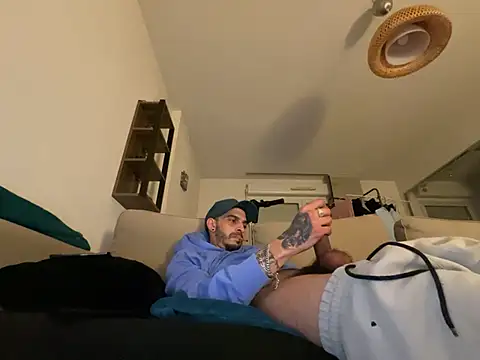 Snapshot of Rebeu313 chatting on 02.21.25 Rebeu313 online show from 02.21.25