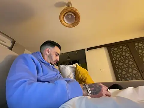 Snapshot of Rebeu313 chatting on 02.26.25 Rebeu313 online show from 02.26.25