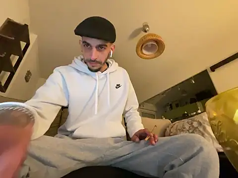 Snapshot of Rebeu313 chatting on 03.04.25 Rebeu313 online show from 03.04.25