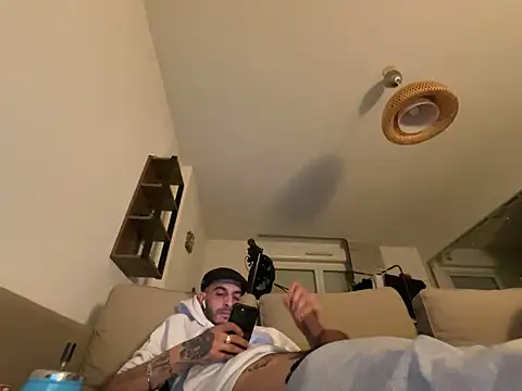 Snapshot of Rebeu313 chatting on 03.05.25 Rebeu313 online show from 03.05.25