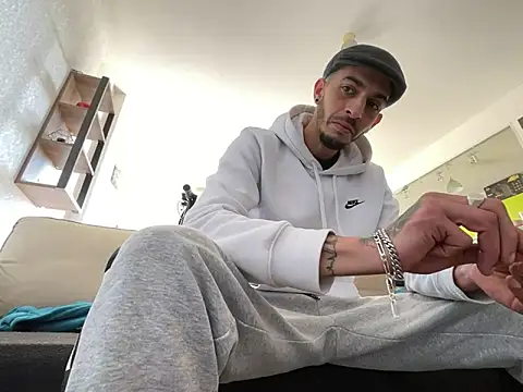 Snapshot of Rebeu313 chatting on 03.05.25 Rebeu313 online show from 03.05.25