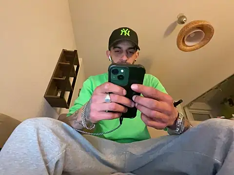 Snapshot of Rebeu313 chatting on 03.17.25 Rebeu313 online show from 03.17.25