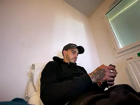 Snapshot of Rebeu313 chatting on 10.18.25 Rebeu313 online show from 10.18.25