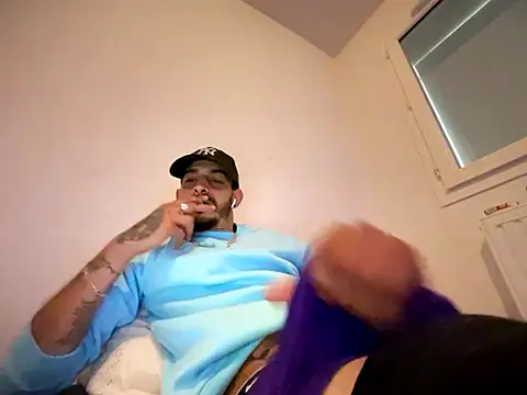 Snapshot of Rebeu313 chatting on 10.21.25 Rebeu313 online show from 10.21.25