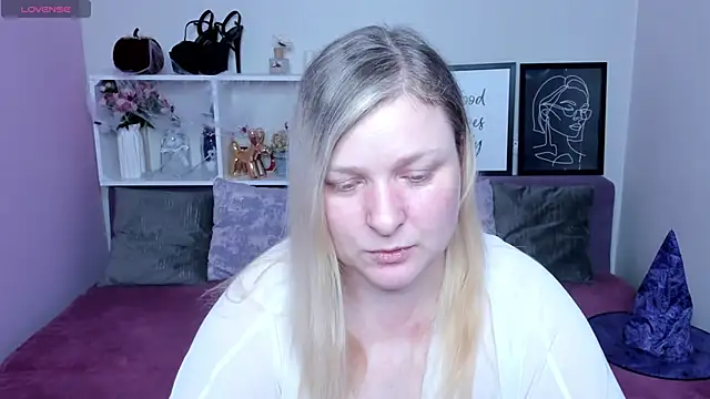 AnnaXCherri online show from 10.31.25