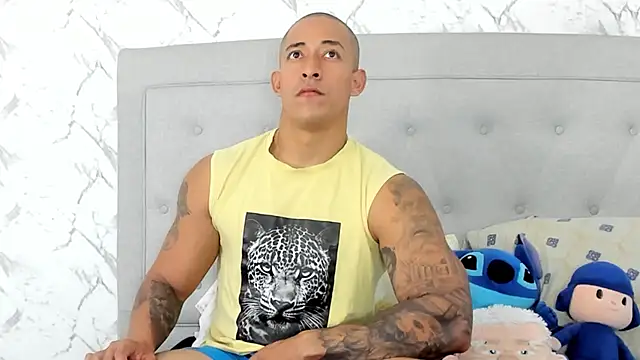 Snapshot of luigiferrara chatting on 02.04.25 luigiferrara online show from 02.04.25