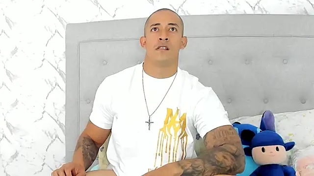 Snapshot of luigiferrara chatting on 02.05.25 luigiferrara online show from 02.05.25