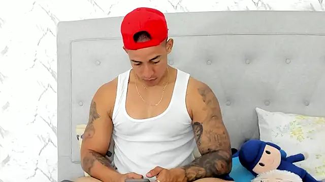 Snapshot of luigiferrara chatting on 02.15.25 luigiferrara online show from 02.15.25