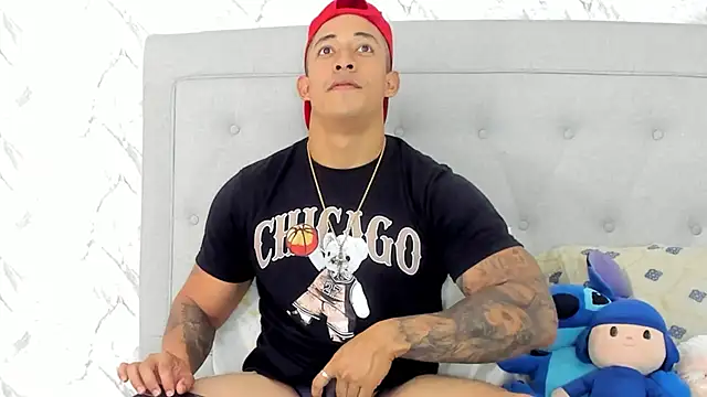 Snapshot of luigiferrara chatting on 02.15.25 luigiferrara online show from 02.15.25