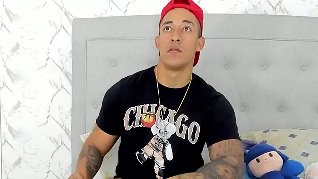 Snapshot of luigiferrara chatting on 02.16.25 luigiferrara online show from 02.16.25