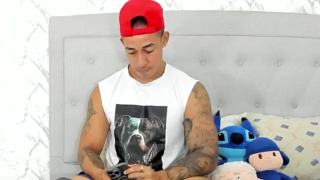 Snapshot of luigiferrara chatting on 02.16.25 luigiferrara online show from 02.16.25