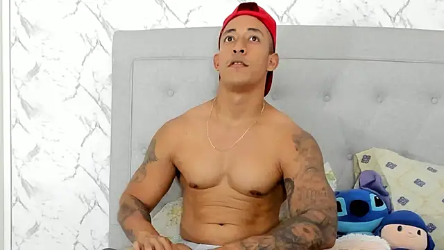 Snapshot of luigiferrara chatting on 02.23.25 luigiferrara online show from 02.23.25