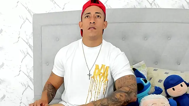 Snapshot of luigiferrara chatting on 02.23.25 luigiferrara online show from 02.23.25