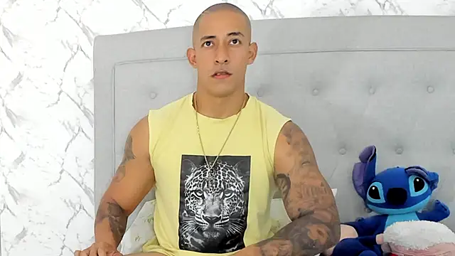 Snapshot of luigiferrara chatting on 02.28.25 luigiferrara online show from 02.28.25