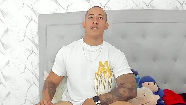 Snapshot of luigiferrara chatting on 03.07.25 luigiferrara online show from 03.07.25