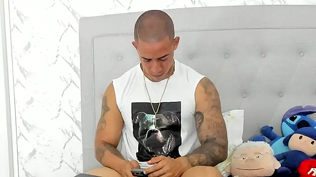 Snapshot of luigiferrara chatting on 03.19.25 luigiferrara online show from 03.19.25