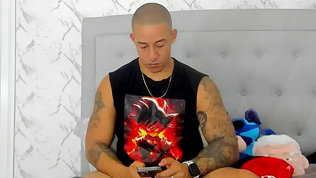 Snapshot of luigiferrara chatting on 09.11.25 luigiferrara online show from 09.11.25