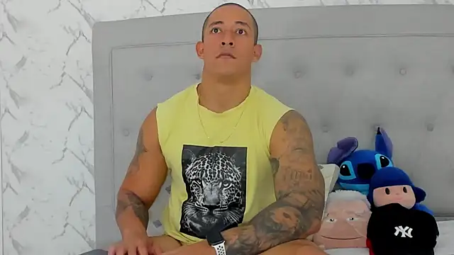 Snapshot of luigiferrara chatting on 10.05.25 luigiferrara online show from 10.05.25