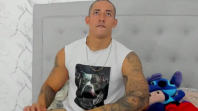 Snapshot of luigiferrara chatting on 10.10.25 luigiferrara online show from 10.10.25