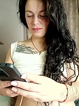 Snapshot of Lola_Hale chatting on 10.22.25 Lola Hale online show from 10.22.25