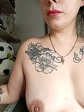 Snapshot of Lola_Hale chatting on 10.26.25 Lola Hale online show from 10.26.25