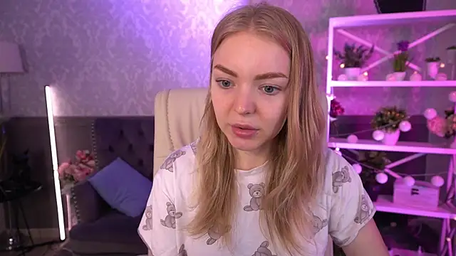 Snapshot of EmilySunshineS chatting on 09.18.25 EmilySunshineS online show from 09.18.25