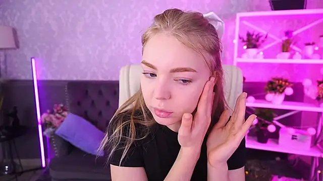 Snapshot of EmilySunshineS chatting on 09.23.25 EmilySunshineS online show from 09.23.25