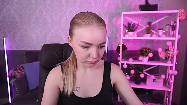 Snapshot of EmilySunshineS chatting on 09.25.25 EmilySunshineS online show from 09.25.25