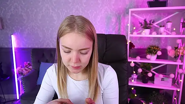 Snapshot of EmilySunshineS chatting on 10.02.25 EmilySunshineS online show from 10.02.25