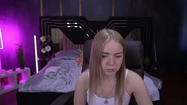 Snapshot of EmilySunshineS chatting on 10.13.25 EmilySunshineS online show from 10.13.25