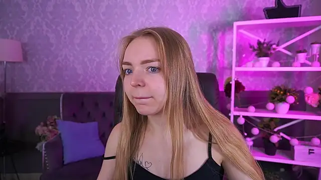 Snapshot of EmilySunshineS chatting on 10.17.25 EmilySunshineS online show from 10.17.25