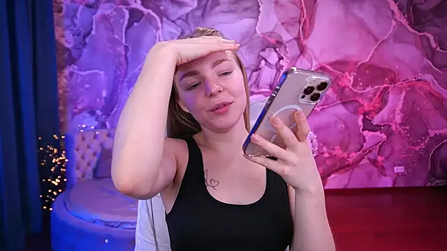 Snapshot of EmilySunshineS chatting on 10.18.25 EmilySunshineS online show from 10.18.25