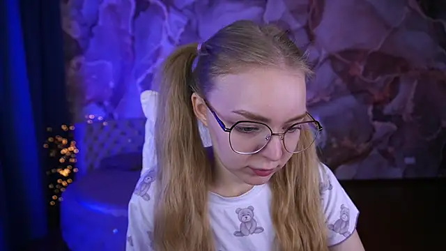 Snapshot of EmilySunshineS chatting on 10.20.25 EmilySunshineS online show from 10.20.25