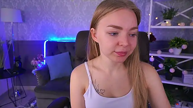 Snapshot of EmilySunshineS chatting on 10.22.25 EmilySunshineS online show from 10.22.25