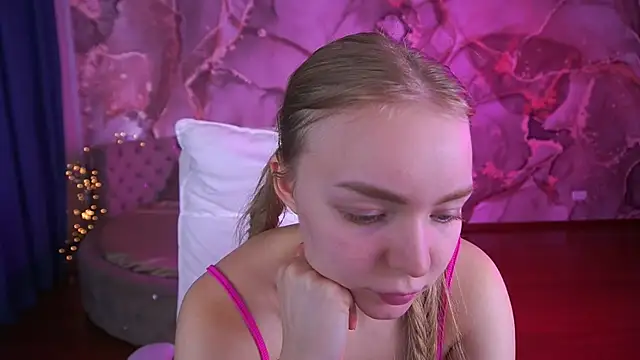 Snapshot of EmilySunshineS chatting on 10.26.25 EmilySunshineS online show from 10.26.25