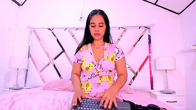 Snapshot of naughty__sara chatting on 02.12.25 naughty sara online show from 02.12.25