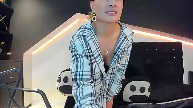 Coral Gibson online show from 01.25.25