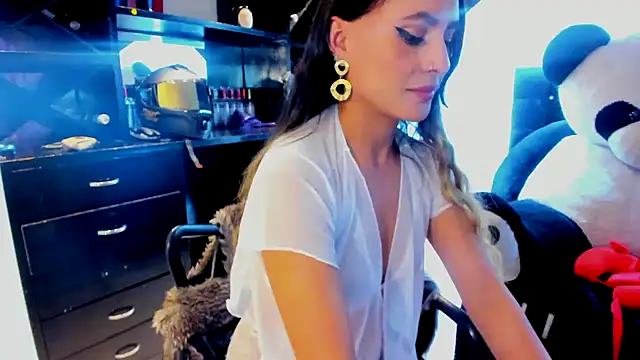 Coral Gibson online show from 02.01.25