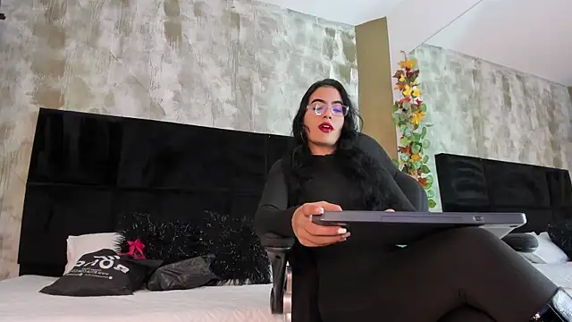 Ellaochoa online show from 01.08.25