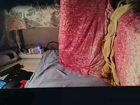 Snapshot of VeneRed chatting on 03.11.25 VeneRed online show from 03.11.25