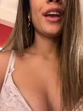 Snapshot of Alisha-Bond chatting on 03.08.25 Alisha-Bond online show from 03.08.25