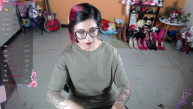 Snapshot of MissMiia2 chatting on 12.15.24 MissMiia2 online show from 12.15.24