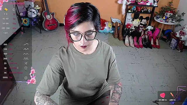 Snapshot of MissMiia2 chatting on 12.15.24 MissMiia2 online show from 12.15.24